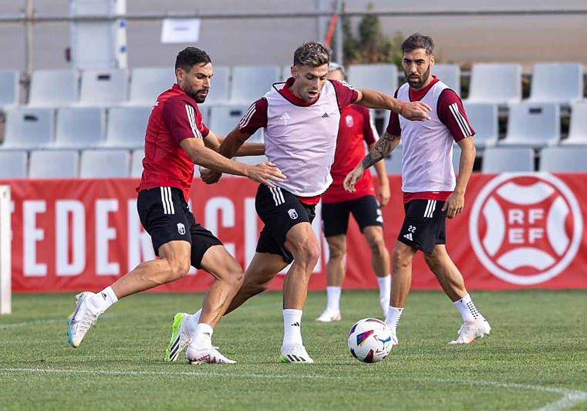 Lucas Boyé, la mayor inversión del Granada en el pasado mercado, en un entrenamiento.