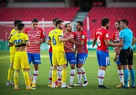 Roberto Soldado se encara con Díaz de Mera tras expulsarle en un partido contra el Cádiz.