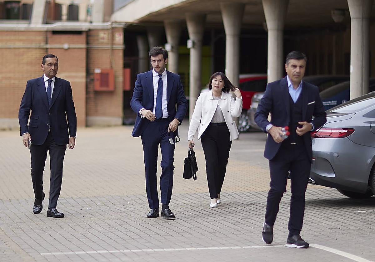 El director general del club, Alfredo García Amado; el letrado y asesor de la propiedad, Javier Aranguren; la presidenta, Sophia Yang; y el director deportivo, Nico Rodríguez.