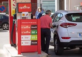 Un hombre reposta en una gasolinera de la capital granadina en una imagen de archivo.