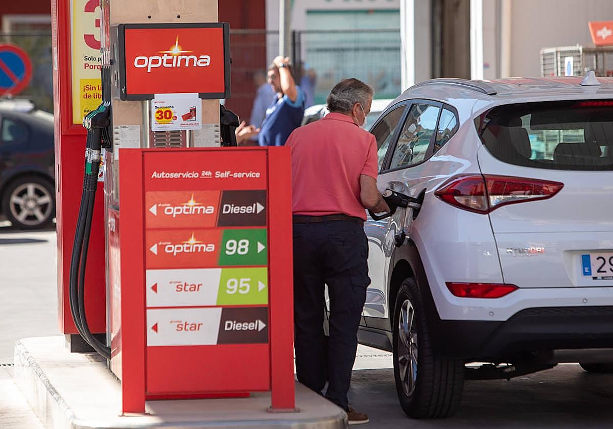 Un hombre reposta en una gasolinera de la capital granadina en una imagen de archivo.