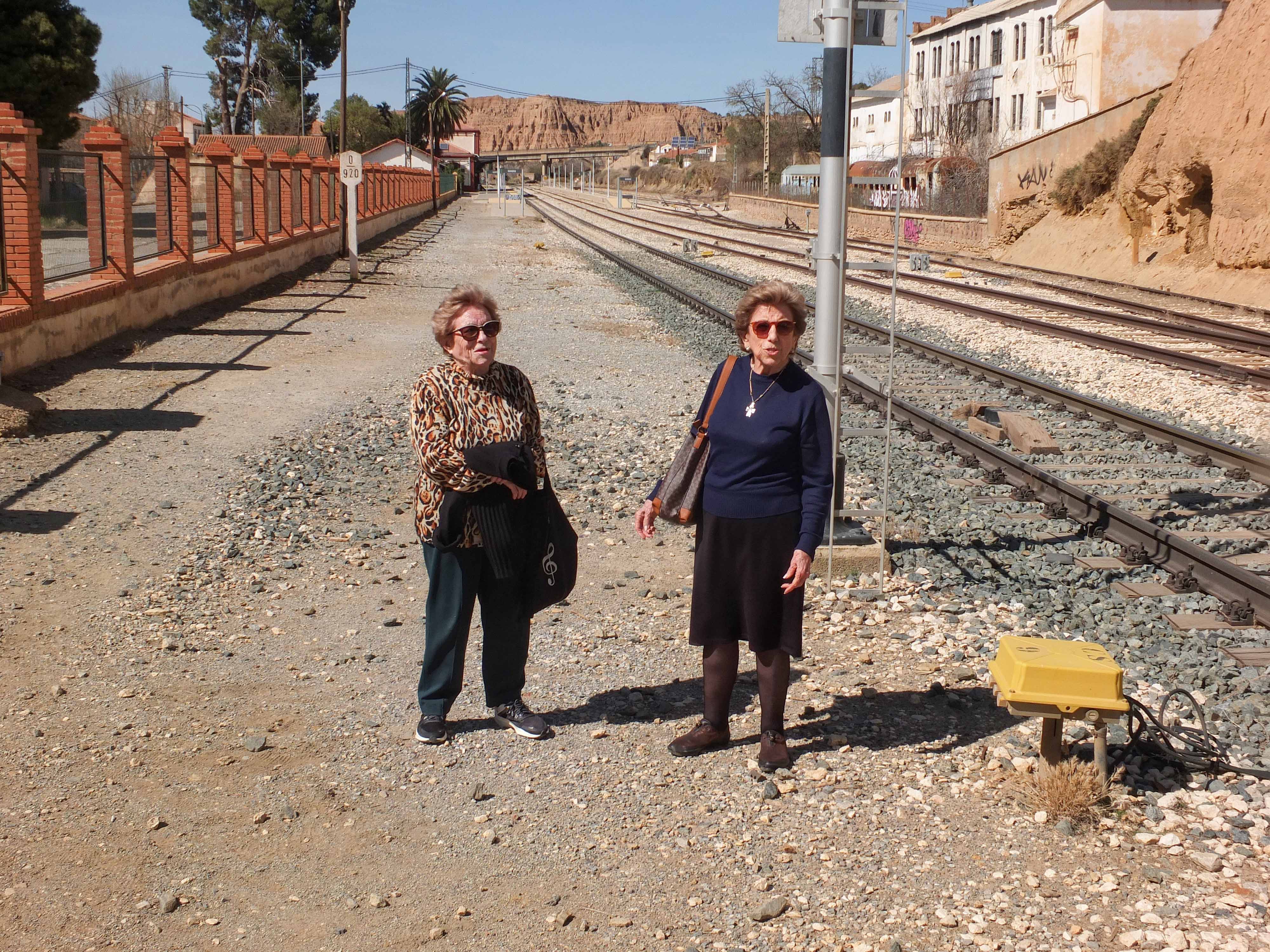 Carmen, con una coetánea.