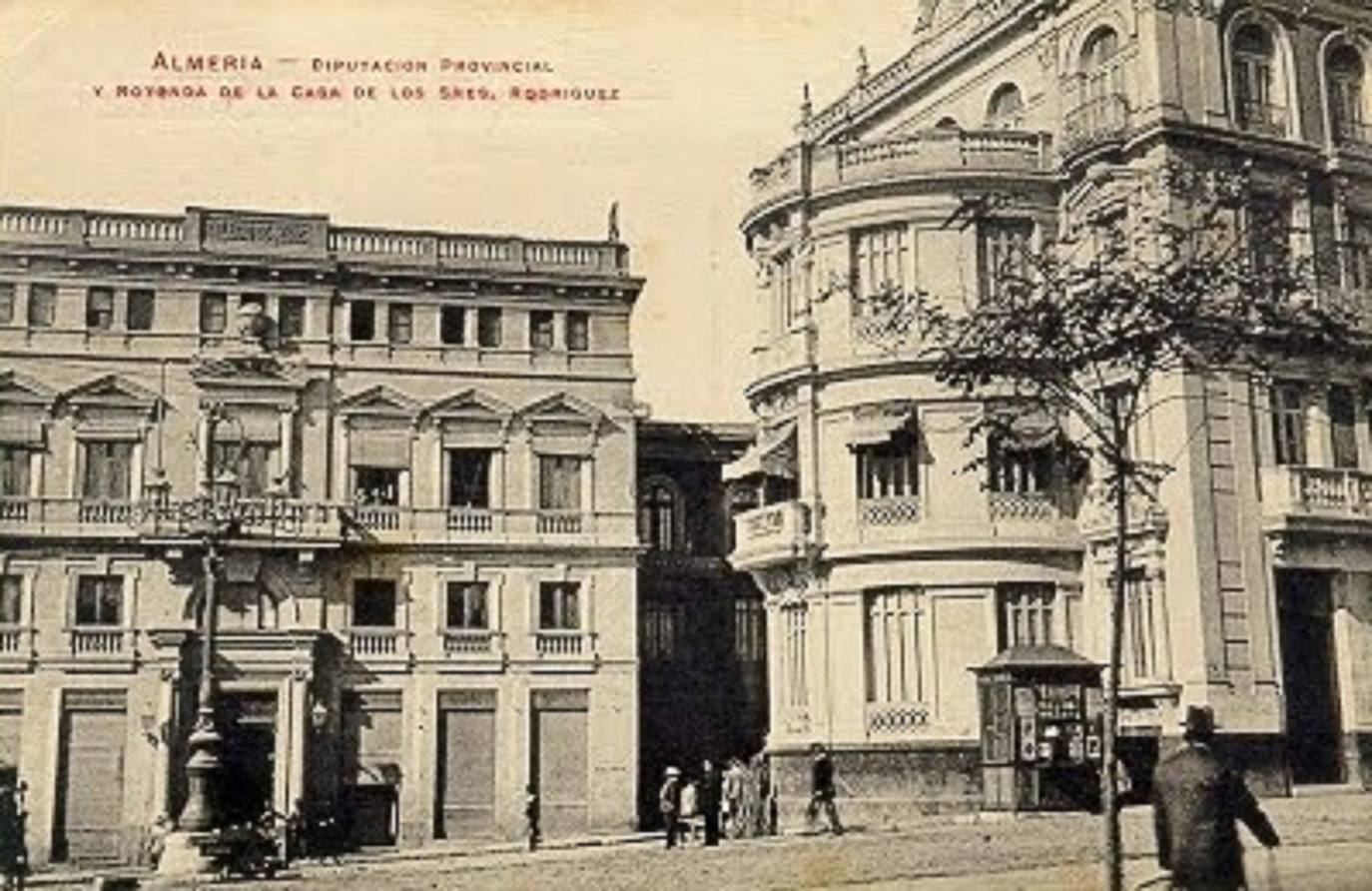 Edificio previo a la sede de Correos, el Colegio de Jesús, junto al edificio de Banesto tal y como estaba a principios de siglo XX.