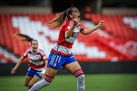 Lance del partido disputado en Los Cármenes