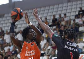 Cristiano Felicio (derecha) se emplea en defensa en Lliria.