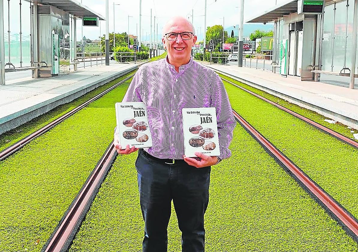 Manuel Rodríguez Arévalo posa con dos ejemplares de su libro sobre las vías del tranvía de Jaén.
