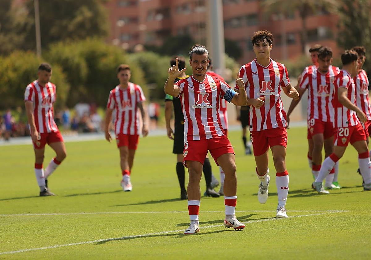 Aarón celebra el gol que daría la victoria al Almería B ante un intenso Poli Almería.