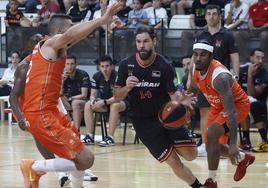 Christian Díaz ataca la defensa de Valencia Basket