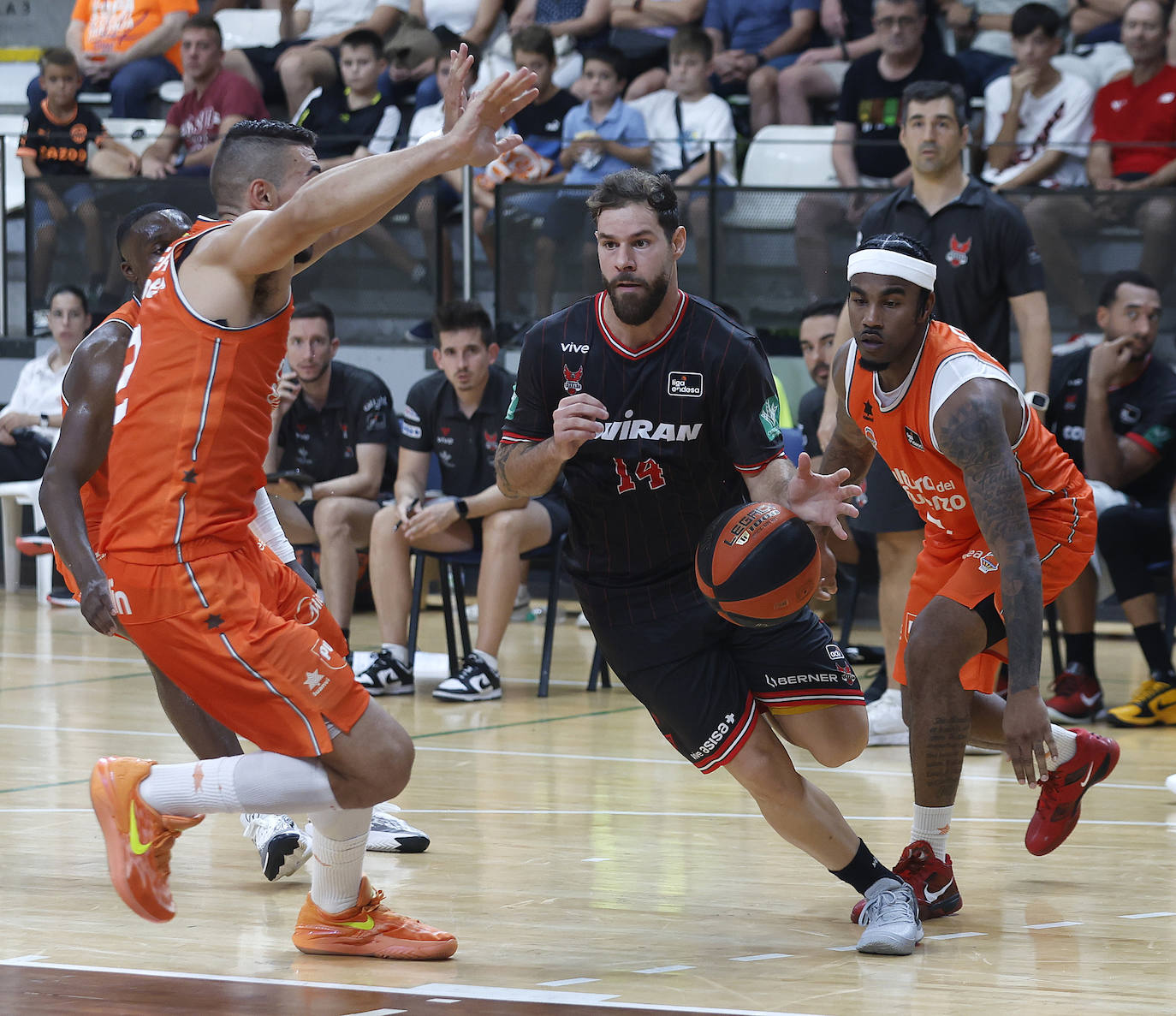 Christian Díaz ataca la defensa de Valencia Basket