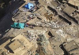 Reparto de comida a damnificados por el terremoto ocurrido en Marruecos desde un helicóptero de la Gendarmería Real marroquí EC-145.