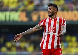 Luis Suárez se lamenta tras fallar la ocasión más clara del Almería en el segundo tiempo.