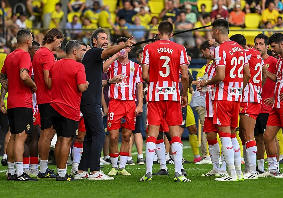 Vicente Moreno da instrucciones a sus jugadores en la pausa para la hidratación de la primera parte.