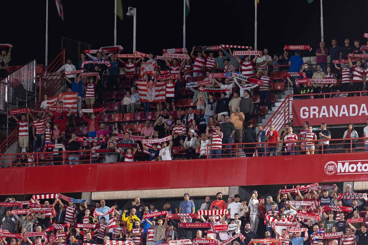 Encuéntrate en la grada en el Granada-Girona