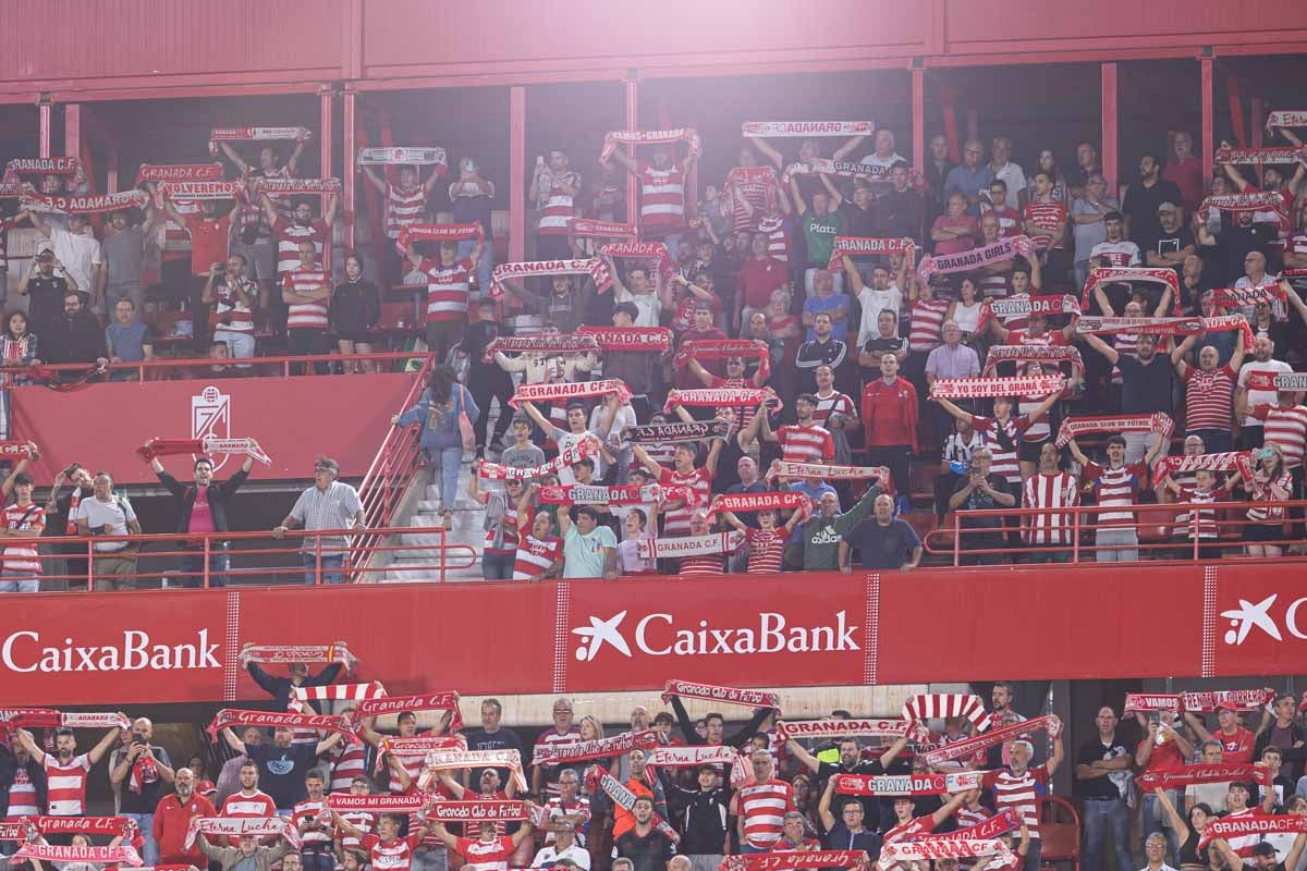 Encuéntrate en la grada en el Granada-Girona