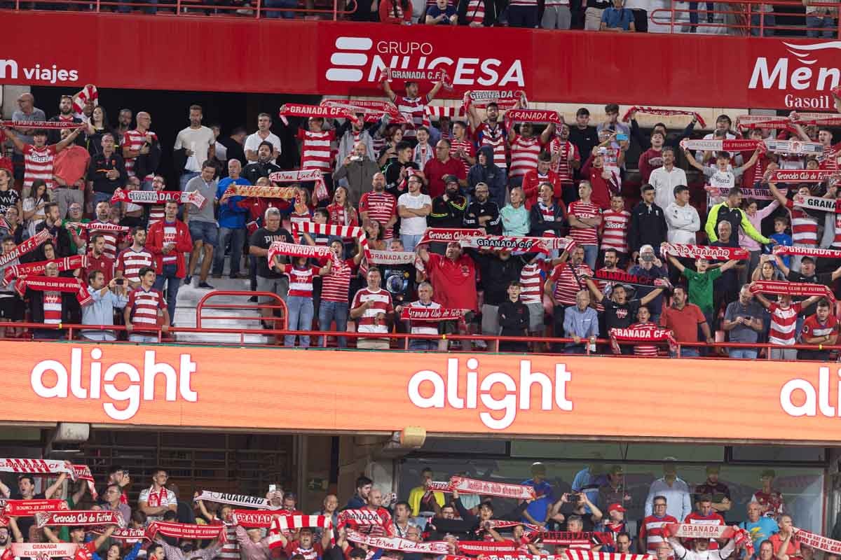 Encuéntrate en la grada en el Granada-Girona