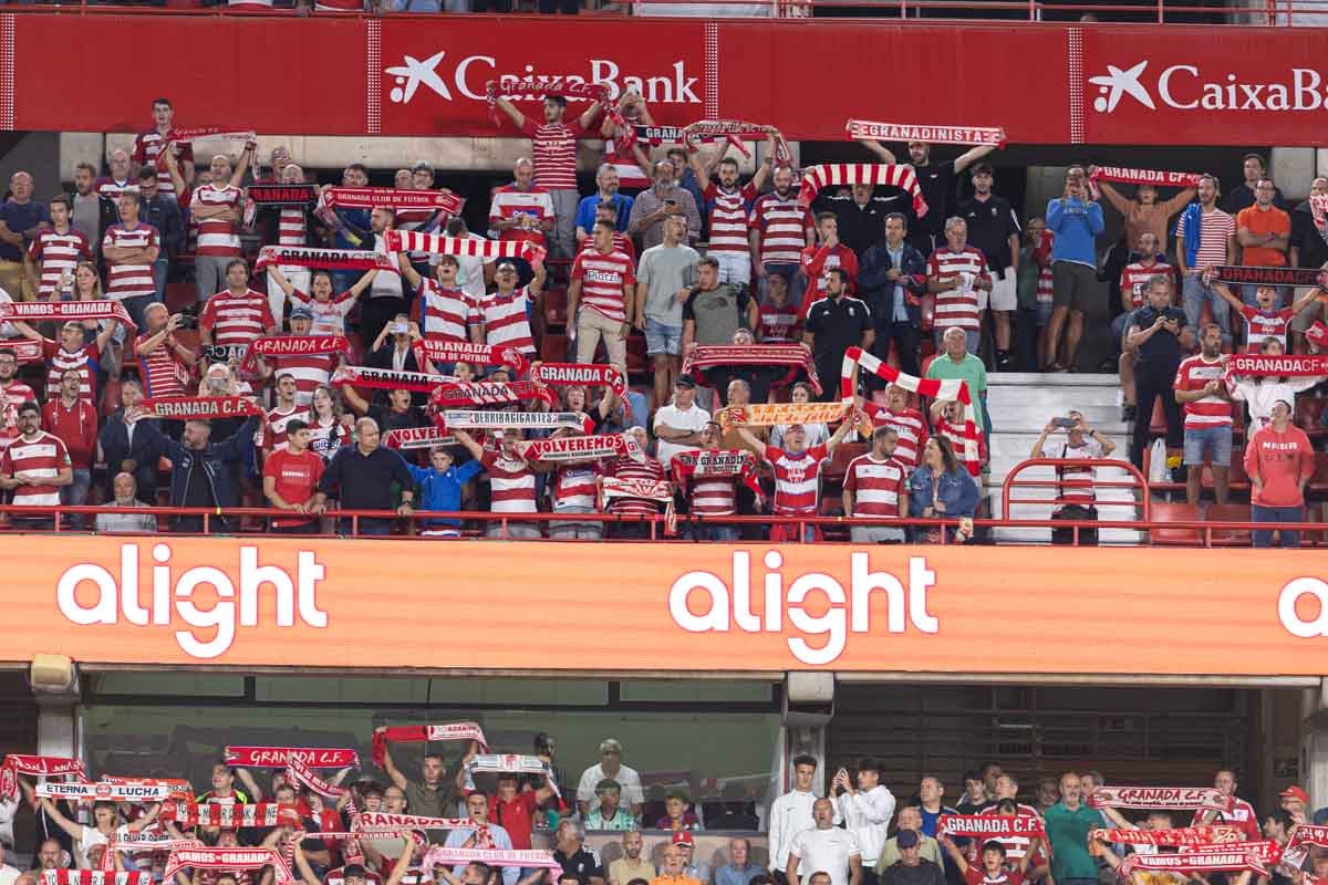 Encuéntrate en la grada en el Granada-Girona