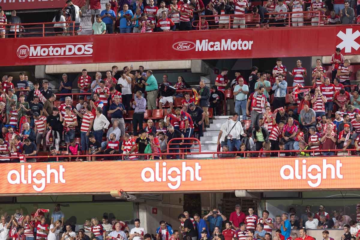 Encuéntrate en la grada en el Granada-Girona