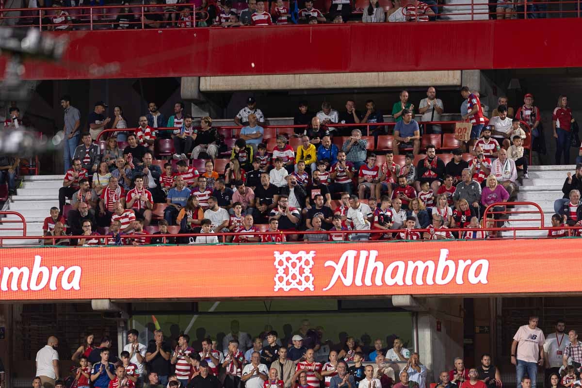 Encuéntrate en la grada en el Granada-Girona