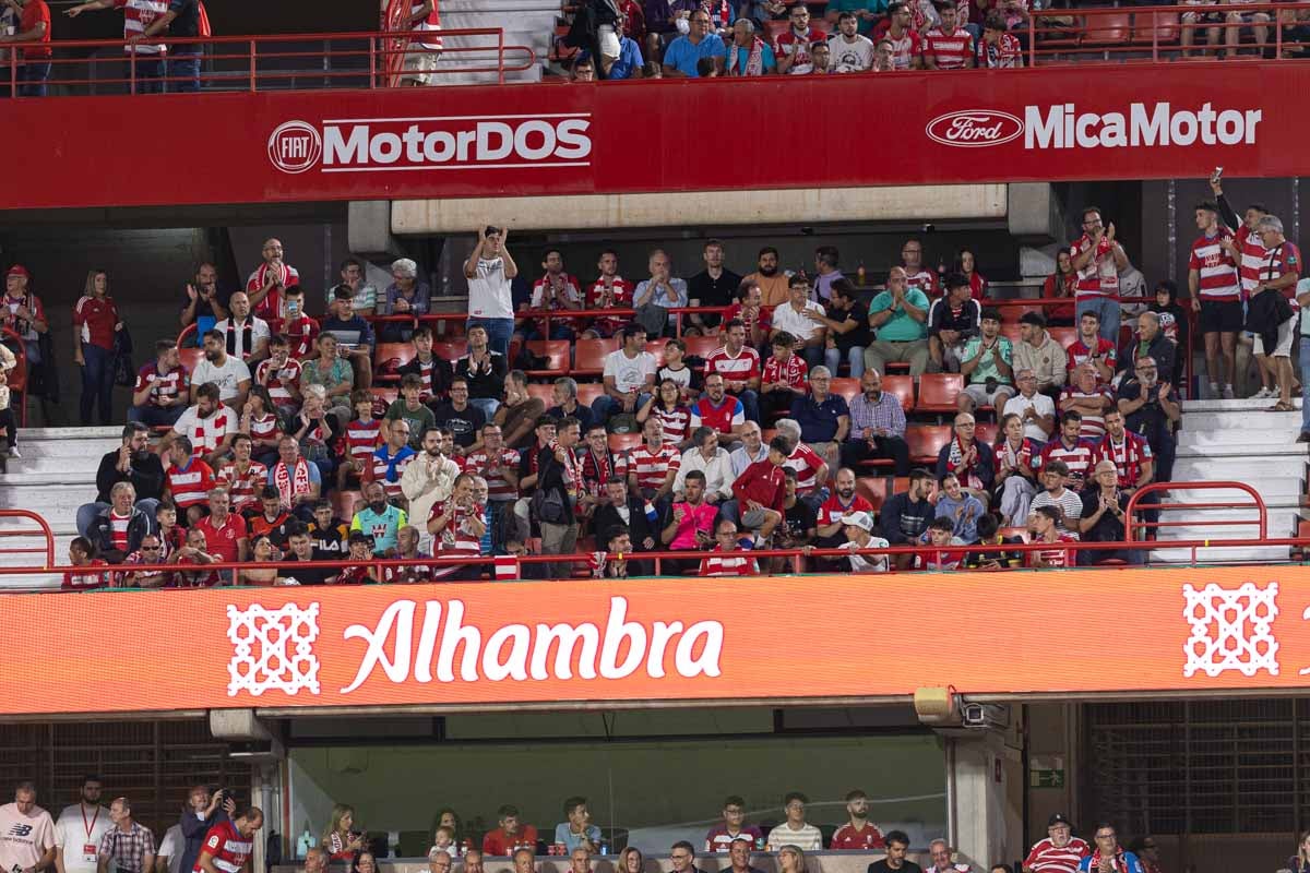 Encuéntrate en la grada en el Granada-Girona