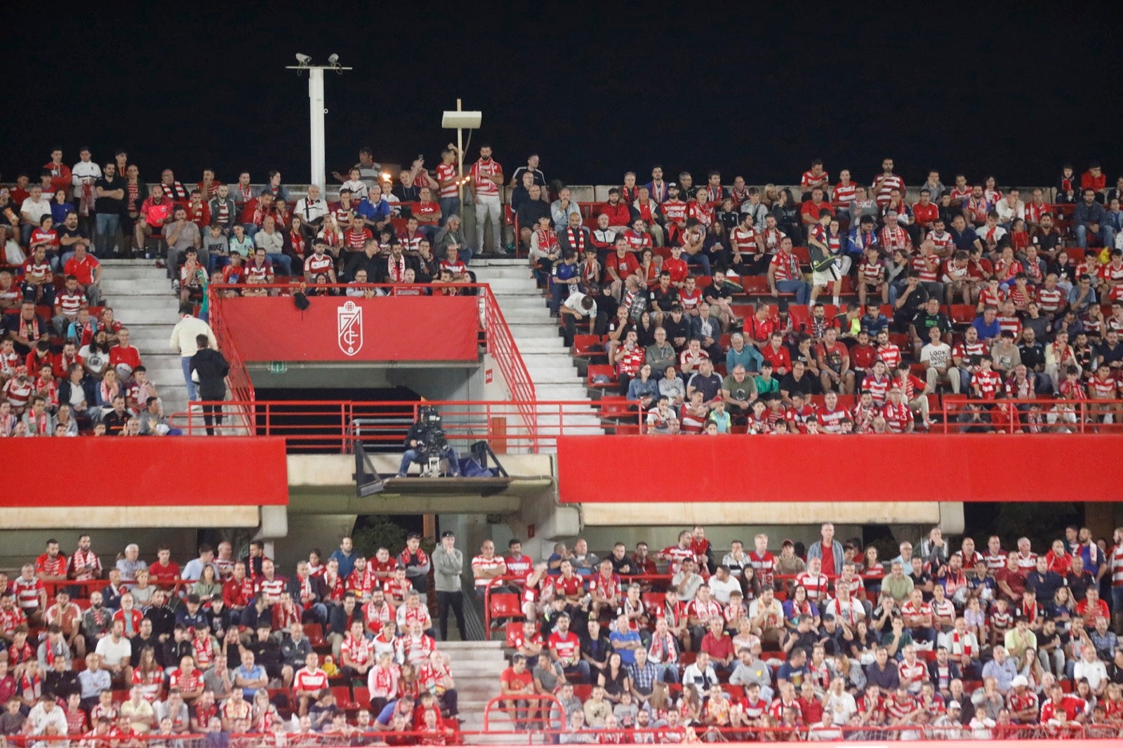 Encuéntrate en la grada en el Granada-Girona