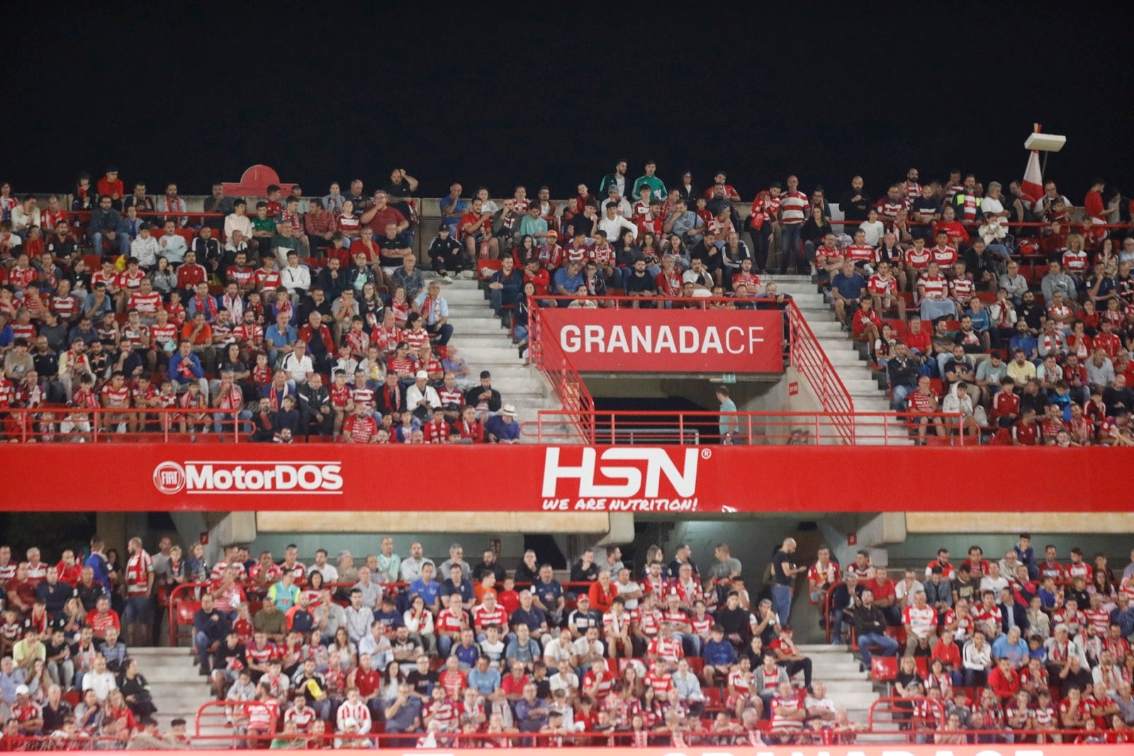 Encuéntrate en la grada en el Granada-Girona