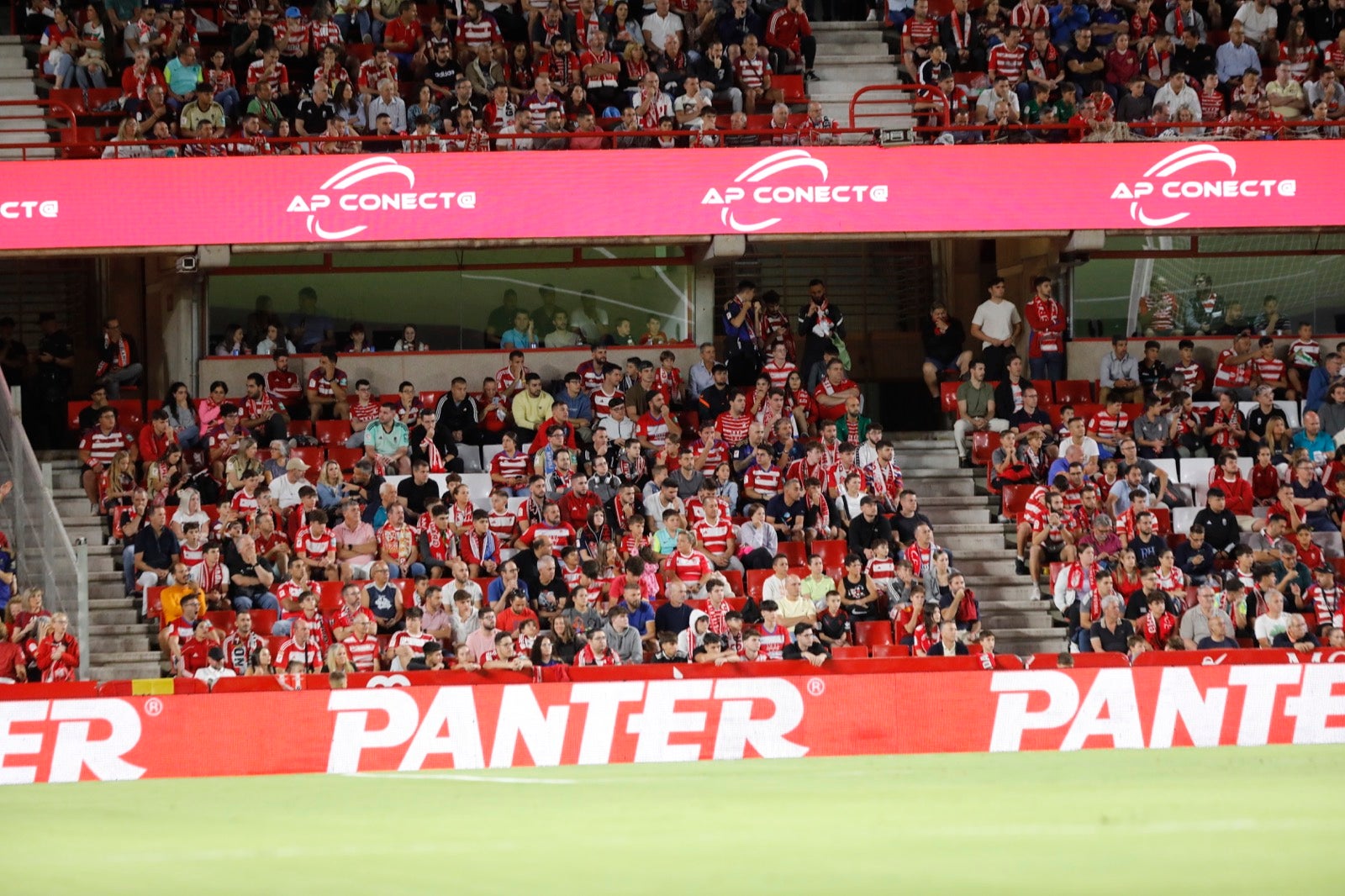 Encuéntrate en la grada en el Granada-Girona
