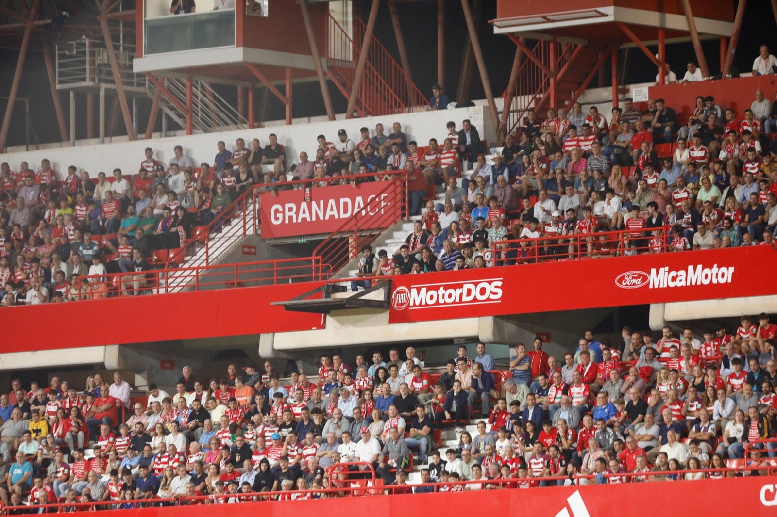 Encuéntrate en la grada en el Granada-Girona