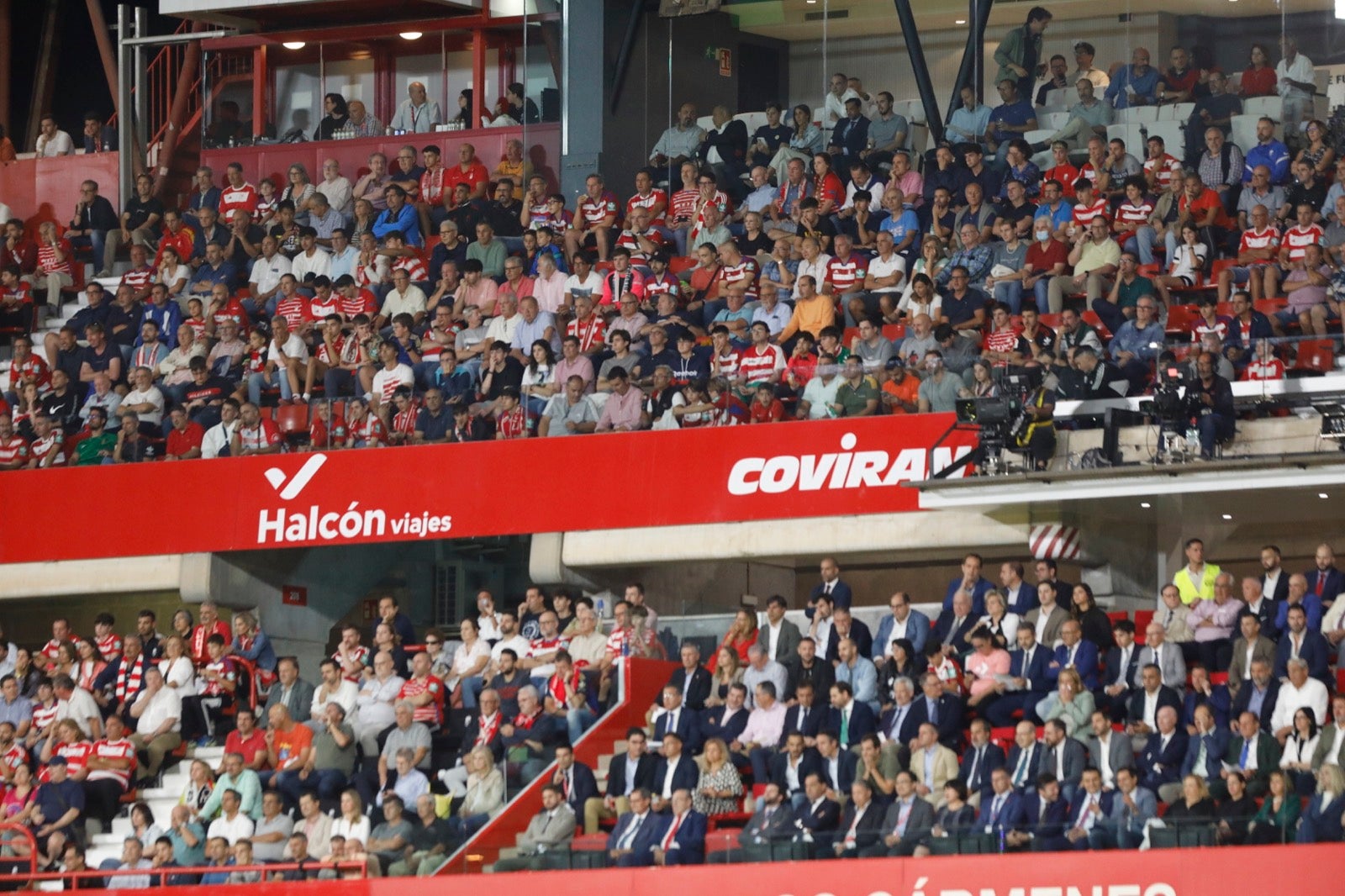 Encuéntrate en la grada en el Granada-Girona