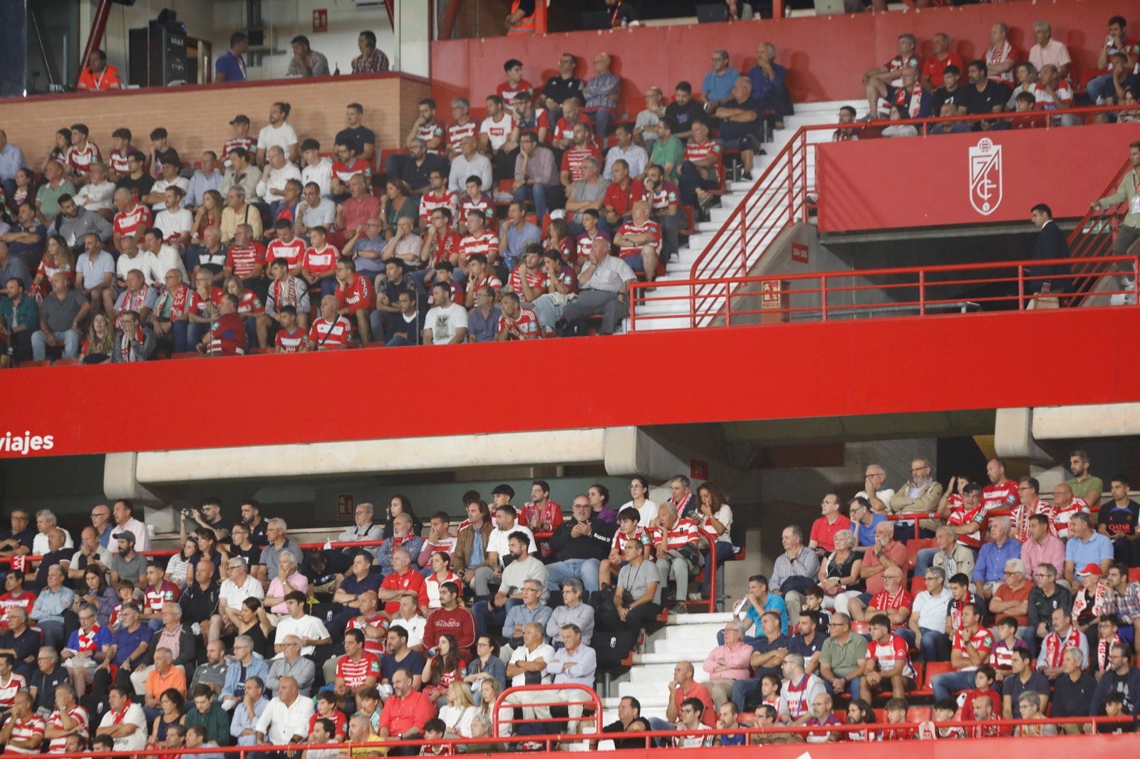 Encuéntrate en la grada en el Granada-Girona