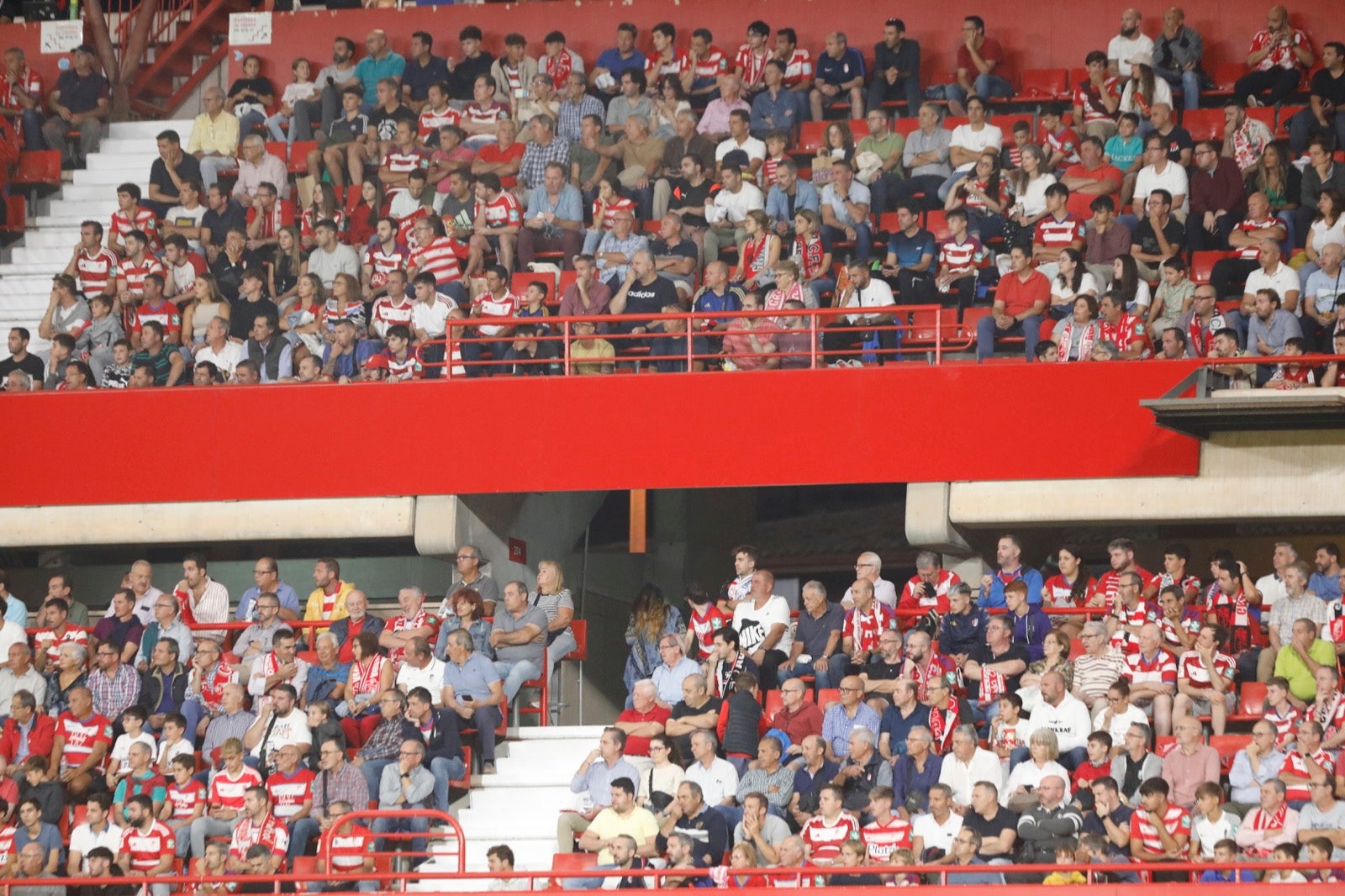 Encuéntrate en la grada en el Granada-Girona