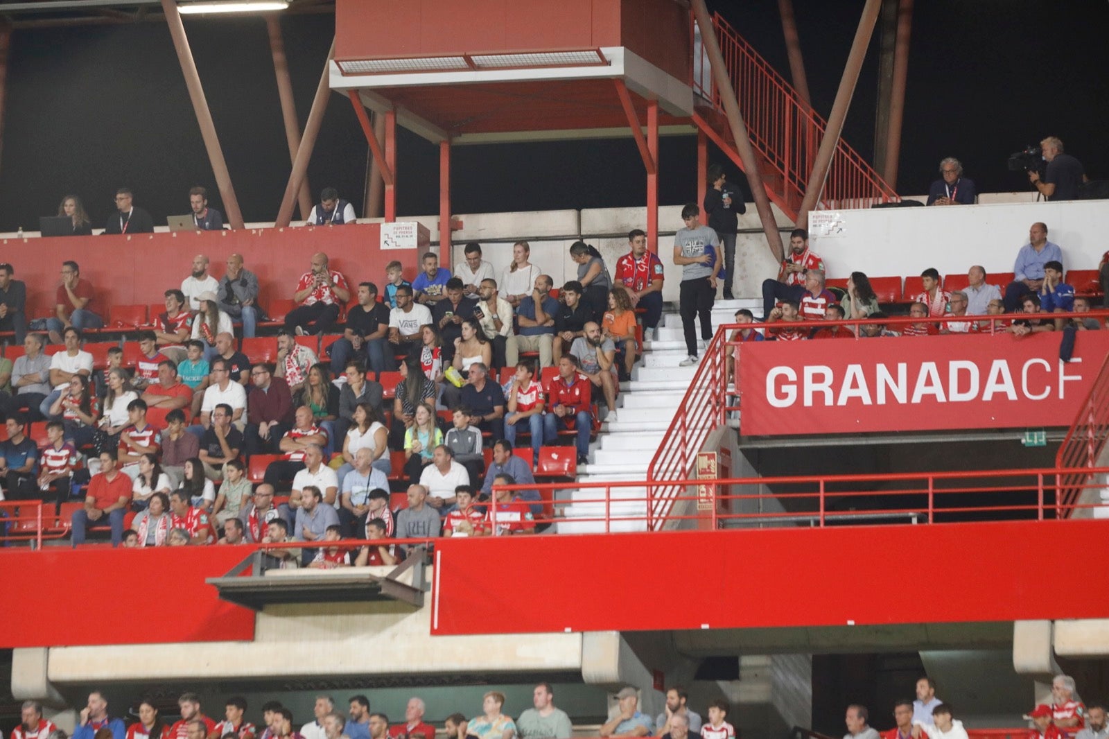 Encuéntrate en la grada en el Granada-Girona