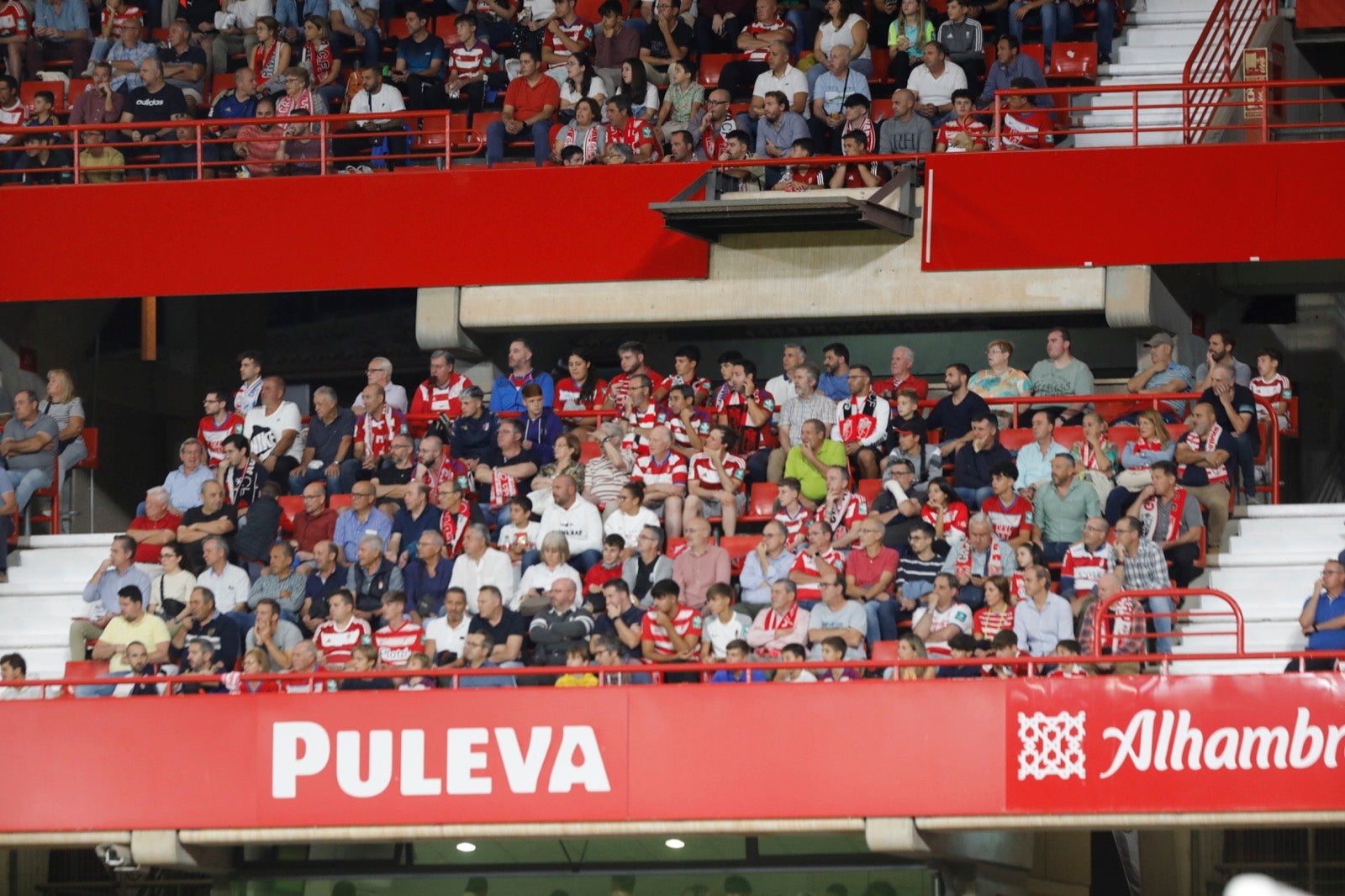 Encuéntrate en la grada en el Granada-Girona