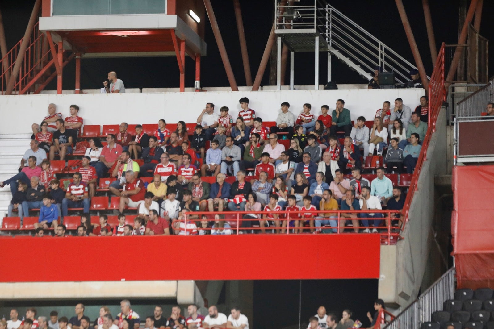 Encuéntrate en la grada en el Granada-Girona
