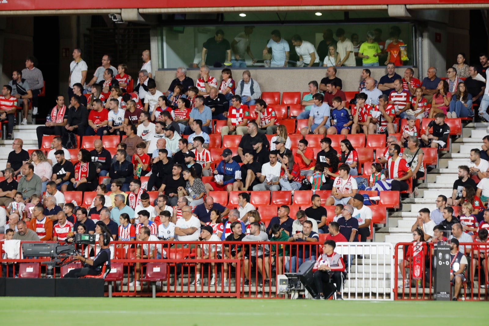 Encuéntrate en la grada en el Granada-Girona
