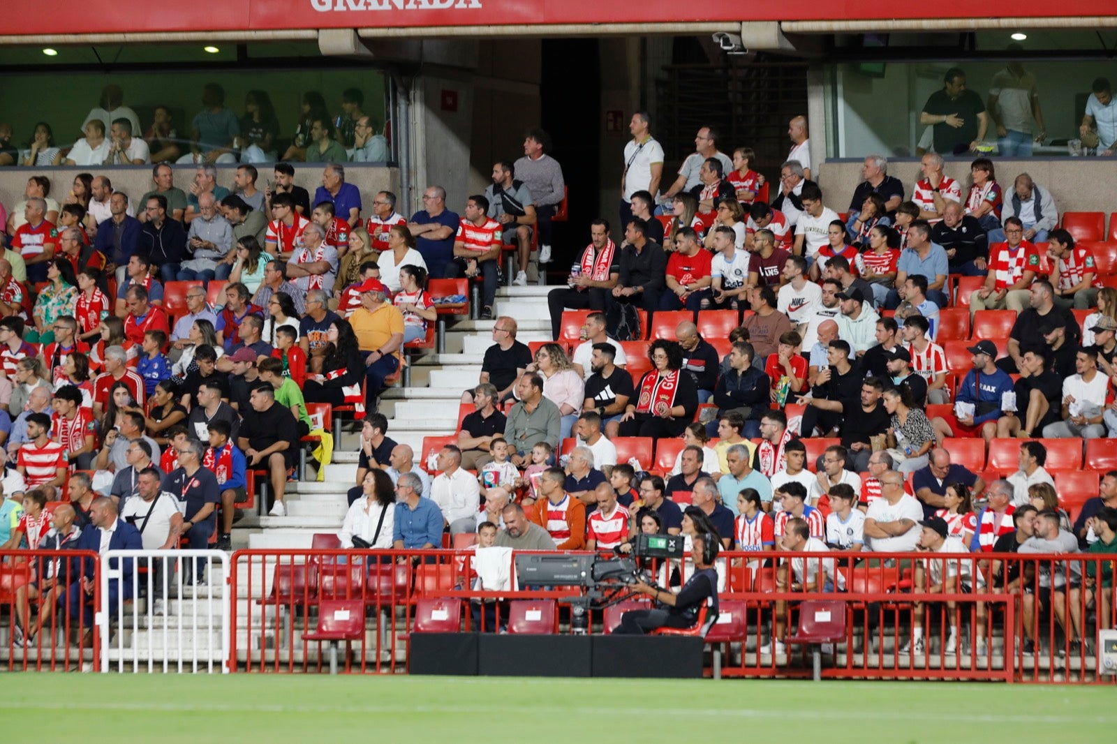 Encuéntrate en la grada en el Granada-Girona