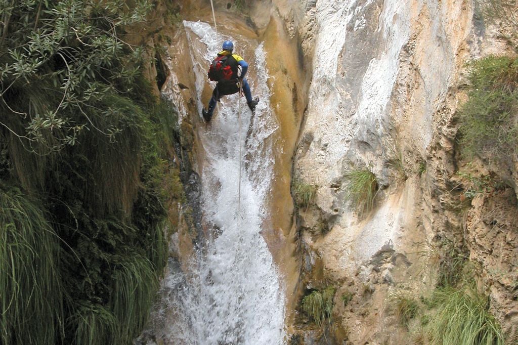 Imagen principal - La ruta que descubre la &#039;Cascada de los Árboles Petrificados&#039;