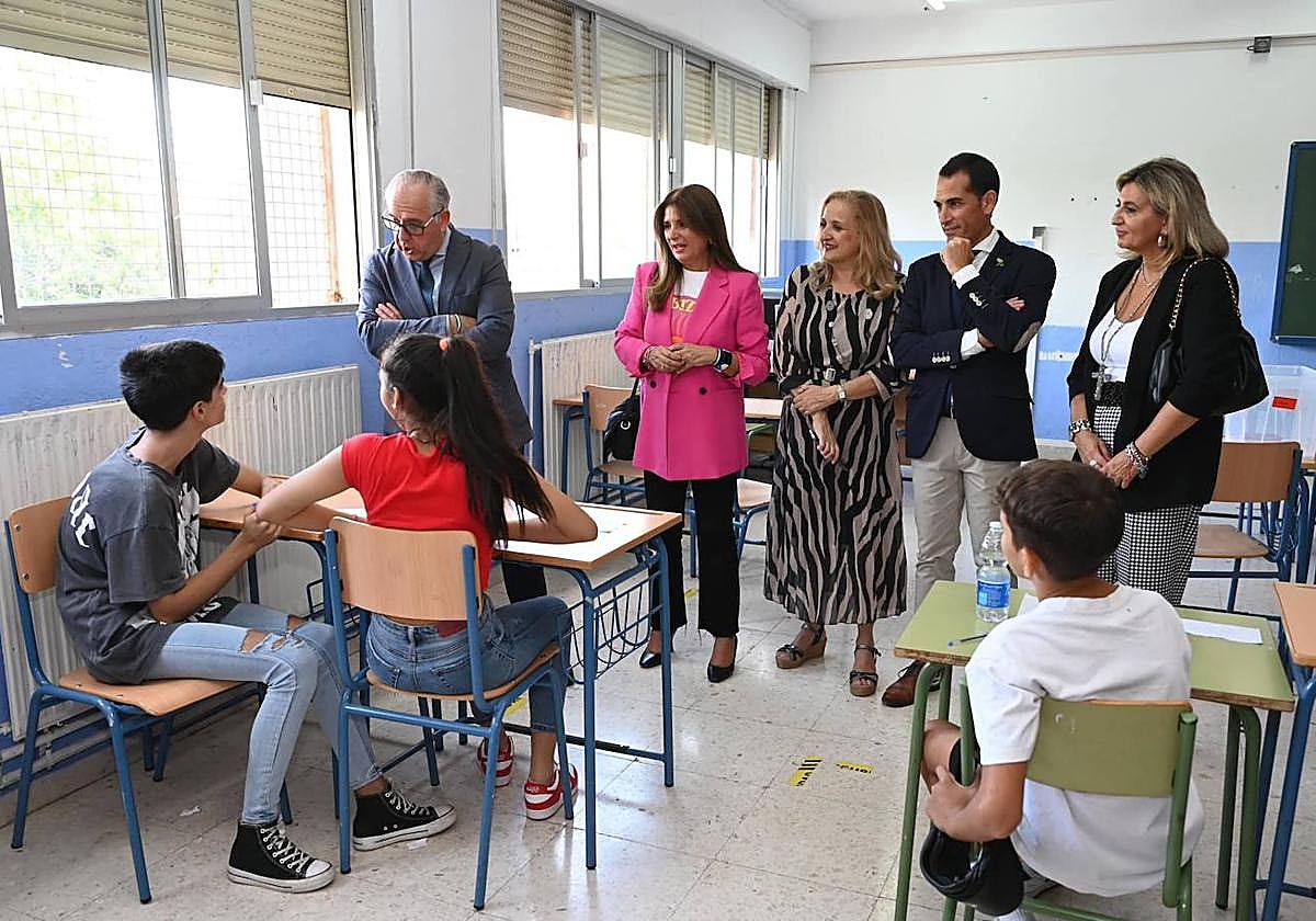 El delegado del Gobierno de la Junta de Andalucía en Jaén, Jesús Estrella, conversa con dos alumnos del IES Himilce, junto al resto de autoridades.