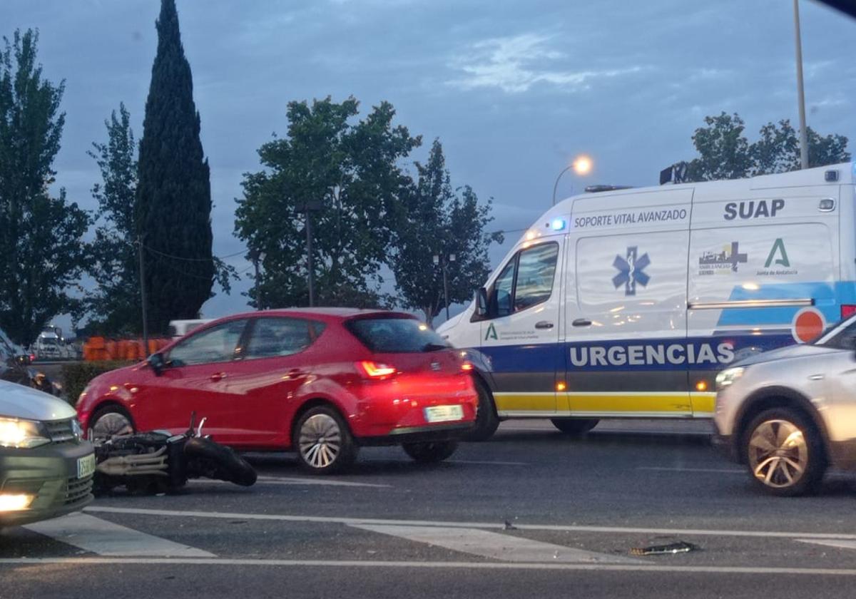 Ambulancia desplazada para atender al herido en la avenida de Andalucía