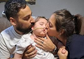 Alba, pequeña de Peligros afectada por un tumor cerebral, con sus padres Raúl y María Victoria.