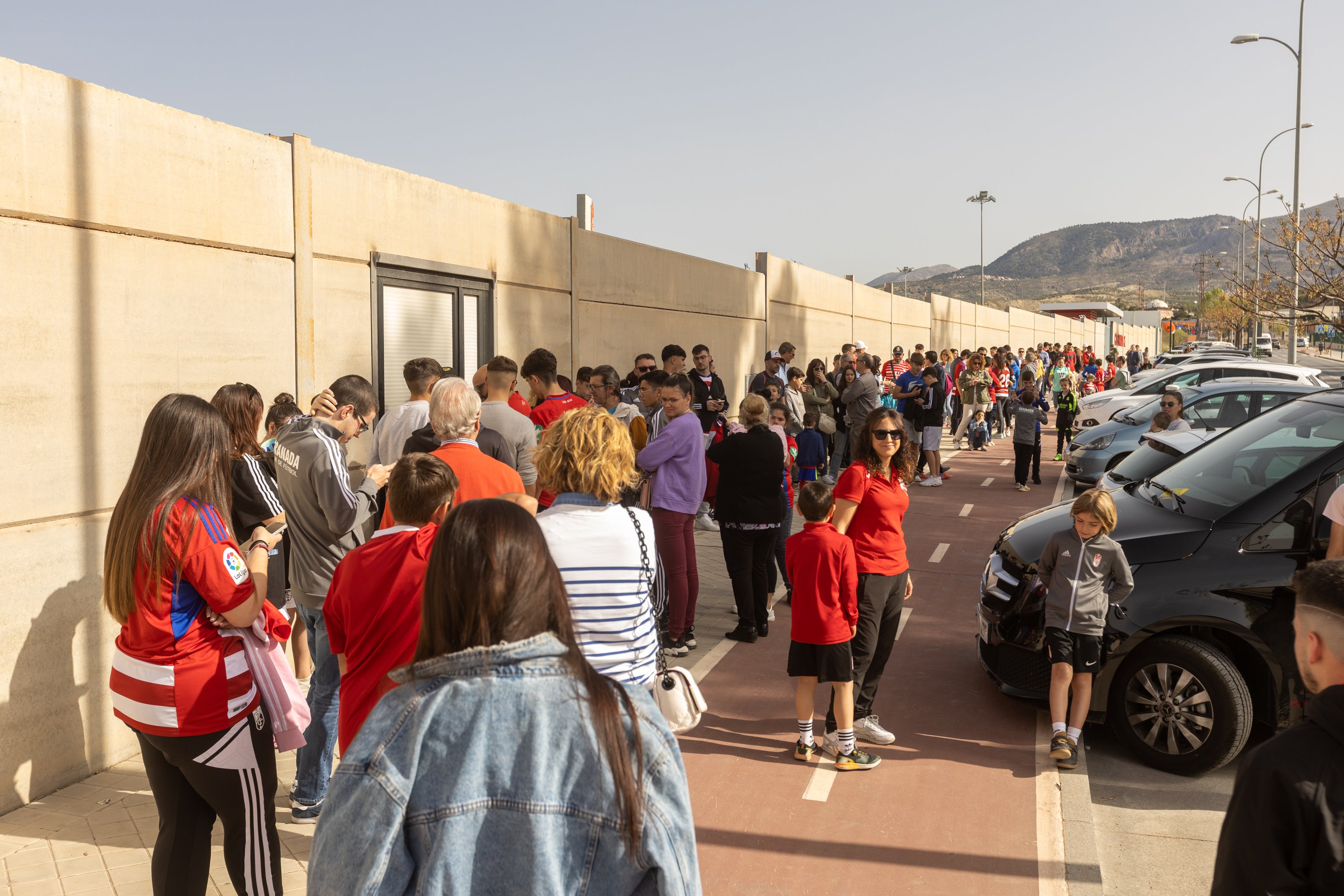 Colas de aficionados en el acceso a grada en la Ciudad Deportiva.
