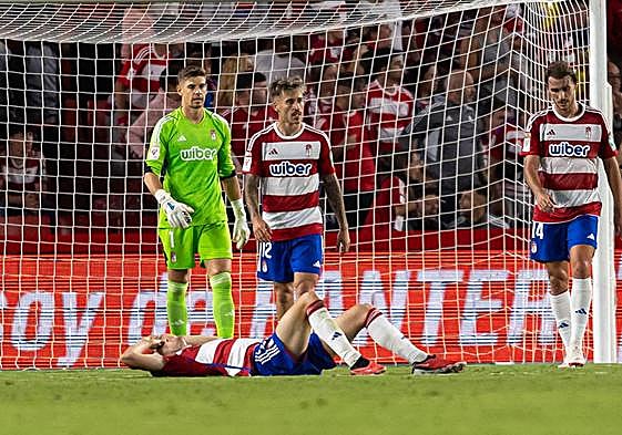 Los futbolistas del Granada, hundidos por otro gol del Girona.