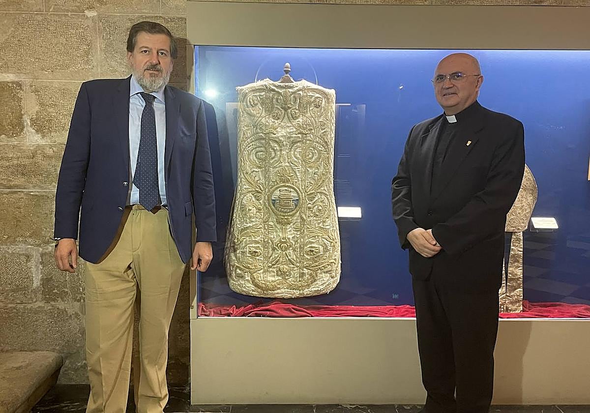 Luis Jesús García-Lomas y Francisco Juan Martínez Rojas, junto a la casulla del Arca de la alianza.
