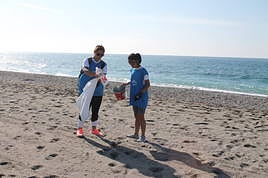 Almería se apoya en la solidaridad para limpiar su litoral
