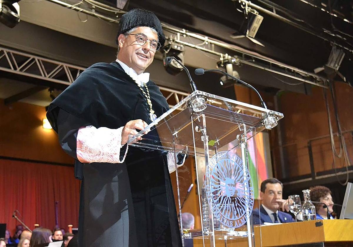 El rector, Carmelo Rodríguez, durante su intervención, en el acto de apertura oficial del curso.