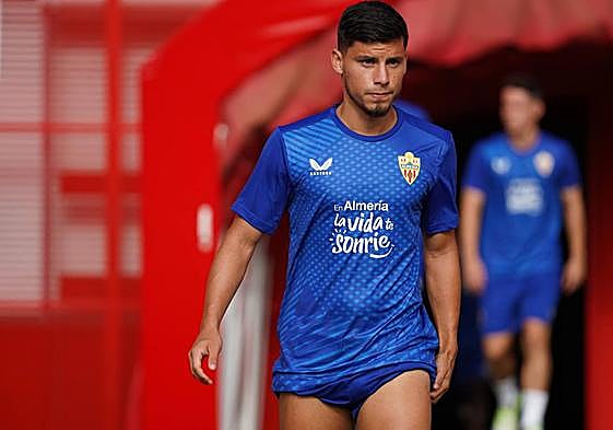 Lucas Robertone, un jugador con decisión que capitenea a la UD Almería.