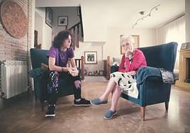 Annarce le canta a una paciente de Alzheimer dentro del videoclip de 'No te olvidarán'.