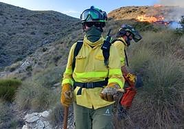 El bombero de Granada con la tortuga rescatada.