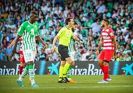 De Burgos Bengoetxea discute con Luis Suárez en el Benito Villamarín.