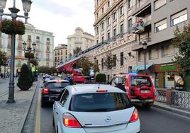 Los Bomberos intervienen en una cornisa de la Acera del Casino.