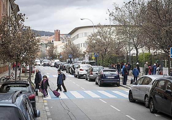 Alumnos y padres en los aledaños del colegio Sierra Nevada de Granada.